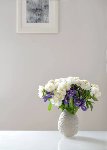 Bouquet of white peonies and purple irises — Stock Photo, Image