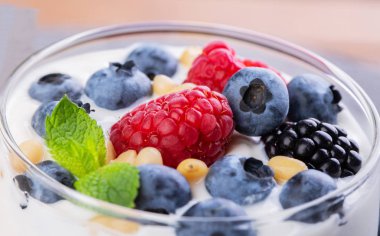 Doğal Yunan yoğurt ve yabani çilek