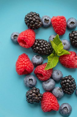 mavi bir tabak üzerinde yabani çilek