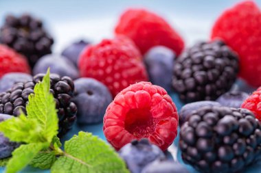 mavi bir tabak üzerinde yabani çilek