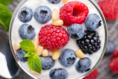 yabani çilek karışımı ile yoğurt