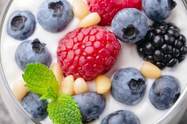 yabani çilek karışımı ile yoğurt