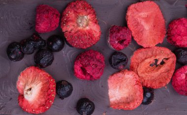 Kuru çilek ile el yapımı çikolata bar