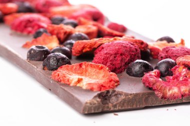 Kuru çilek ile el yapımı çikolata bar