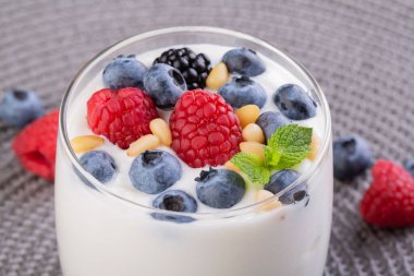 yabani çilek karışımı ile yoğurt