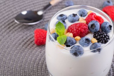 yabani çilek karışımı ile yoğurt