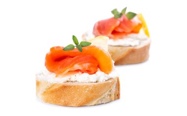 Beyaz arka planda izole edilmiş mini somon sandviçleri.