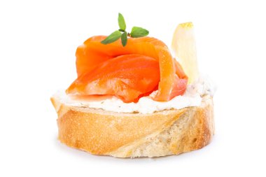 Beyaz arka planda izole edilmiş mini somon sandviçleri.