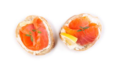 Beyaz arka planda izole edilmiş mini somon sandviçleri.