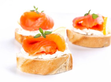 Mini sandviçli füme somon dilimi, makro shot.