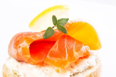 Mini sandviçli füme somon dilimi, makro shot.