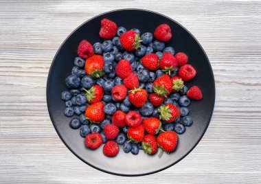 Bir tabak karışık böğürtlen, üst manzara. 