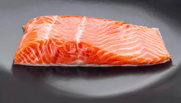 Trozo Salmón Fresco Crudo Aislado Sobre Fondo Negro — Foto de Stock