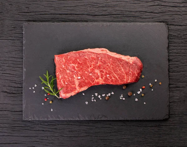 Deux Steaks Marbrés Frais Sur Fond Noir Bois — Photo