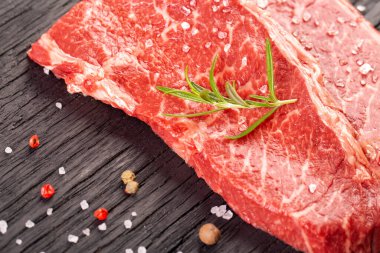 Ahşap arka planda iki taze mermer biftek.