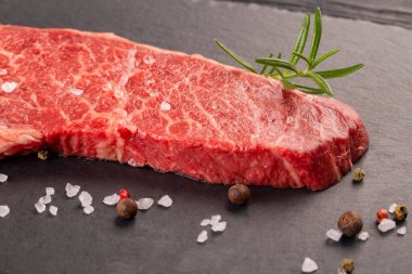 Ahşap arka planda iki taze mermer biftek.