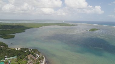 Plaj ve deniz manzaralı bir deniz manzarası. Filipinler, Luzon