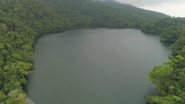 Tó a hegyekben, Bulusan. Fülöp-szigetek, Luzon — Stock Fotó