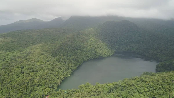 湖の山の中で、 Bulsuan 。フィリピン、ルソン島 — ストック写真