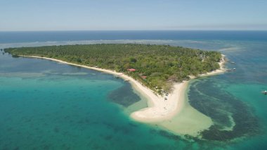 Tropik ada Magalawa ile plaj.