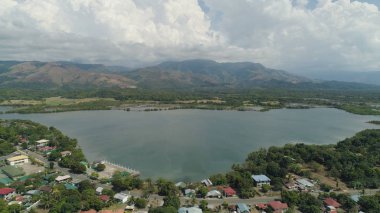 Tropikal peyzaj, dağlar, göller.