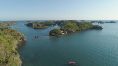 Denizde bir sürü ada. Filipinler.