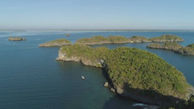 Denizde bir sürü ada. Filipinler.