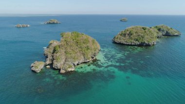 Denizde bir sürü ada. Filipinler.