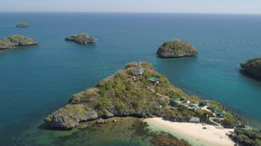 Denizde bir sürü ada. Filipinler.