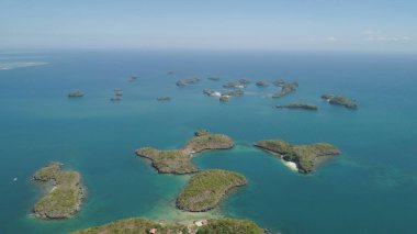 Denizde bir sürü ada. Filipinler.