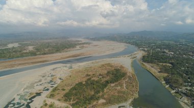 Tropikal peyzaj dağ Vadisi köyleri ve tarım arazileri ile.