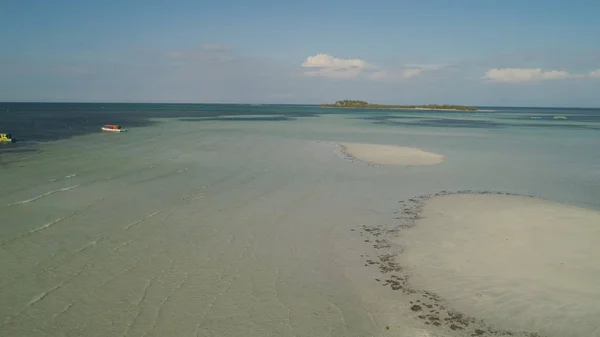 Isola tropicale Tanduyong con spiaggia. — Foto Stock