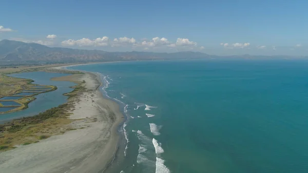 Playa de paisaje tropical en la isla de Luzón, Filipinas . — Foto de Stock