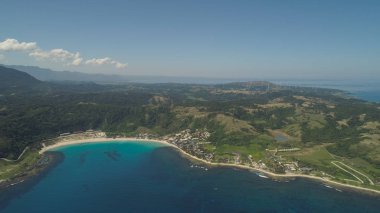Plaj ve deniz manzaralı bir deniz manzarası. Filipinler, Luzon.