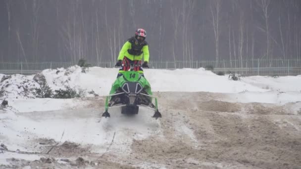 Wyścigi skuterów śnieżnych w sezonie zimowym, Rosja. Mistrzostwa na skuterach śnieżnych z 27 stycznia 2018 r. — Wideo stockowe