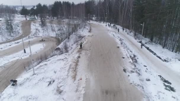Rusko, závodů sněžných skútrů v zimní sezóně. Mistrovství na sněžném 27 ledna 2018 — Stock video