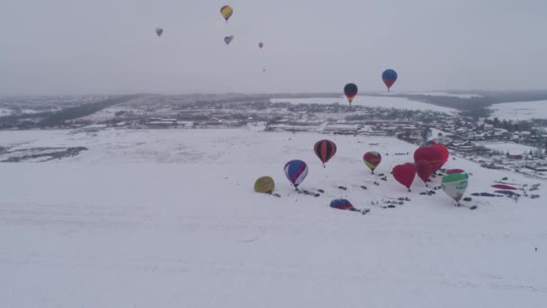 Heißluftballons im Winter. — Stockvideo