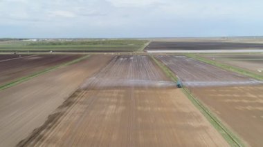 Tarım arazisindeki sulama sistemi.