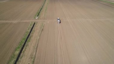 Tarım arazisindeki sulama sistemi.