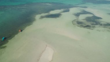 Sandy White plajı. Filipinler.