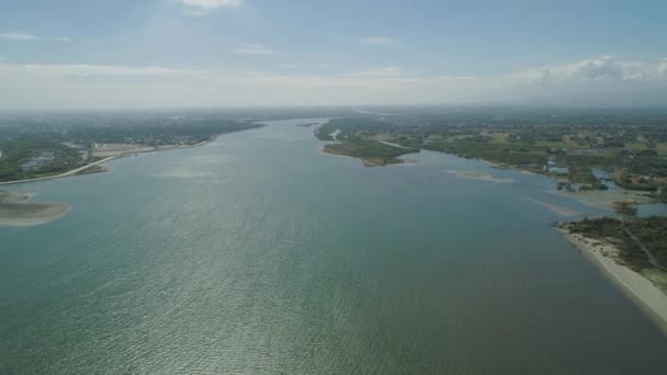 Fluss fließt ins Meer — Stockvideo