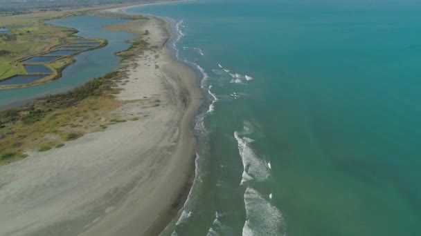 Tropische landschap strand op het eiland Luzon, Filipijnen. — Stockvideo