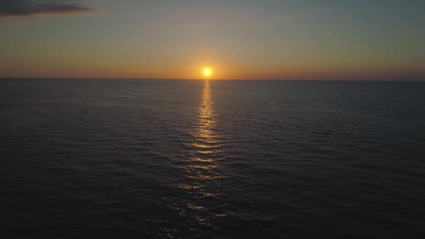 Coucher de soleil sur la mer. — Video