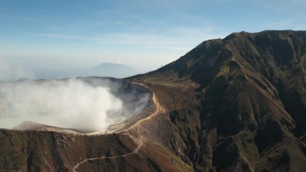 Cratera vulcânica, onde o enxofre é extraído . — Vídeo de Stock