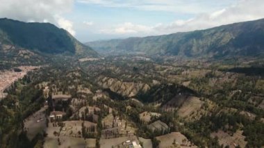 Tarım arazileri dağ manzaralı. Jawa Adası, Endonezya.