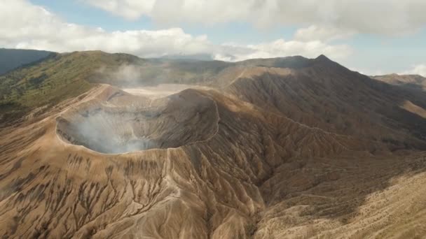 Krateri olan aktif bir volkan. Gunung Bromo, Jawa, Endonezya. — Stok video