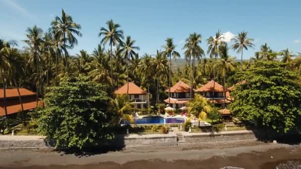 Hotell med pool på kusten, Bali. — Stockvideo