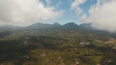 Vadi ve köy Bali, Endonezya ile dağ manzarası