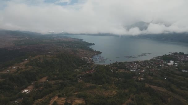 Lago na cratera vulcânica. Batur, Bali — Vídeo de Stock