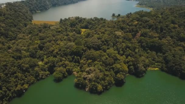 Jezioro w górach, wyspa Bali, Indonezja. — Wideo stockowe